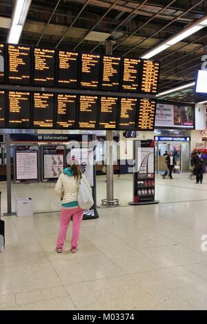 BIRMINGHAM, Großbritannien - 19 April: Menschen an der New Street Station warten, am 19. April 2013 in Birmingham, UK. Mit 31,2 Mio. Fluggästen (2012) Es ist 8 Besetzt-signale Stockfoto