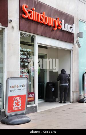 BIRMINGHAM, Großbritannien - 19 April: Menschen kaufen bei Sainsbury's Lokale am 19. April 2013 in Birmingham, UK. J Sainsbury ist die 3. größte Supermarktkette in t Stockfoto