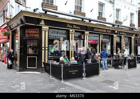 LIVERPOOL, Großbritannien - 20 April: Menschen bei Richmond Pub sitzen am 20. April 2013 in Liverpool, Großbritannien. Ab 2011 gab es mehr als 50 000 Pubs in Großbritannien. P Stockfoto