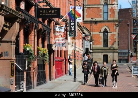 MANCHESTER, Großbritannien - 23 April: die Menschen besuchen Sie berühmte Gay Village am 23. April 2013 in Manchester, UK. Gay Village ist eines der ältesten und größten schwul-lesbischen Verwandten Stockfoto