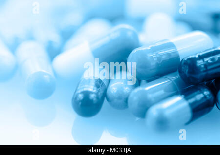 Orale Medikation Hintergrund mit warmem Licht im blauen Ton. Stockfoto