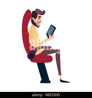 Ein Mann ist ein Passagier im Bus oder Flugzeug. Ein junger Mann sitzt im Flugzeug s Stuhl und schaut sich die Tablette. Der bus Sitz ist durch die Lektüre Mann besetzt. Stock Vektor