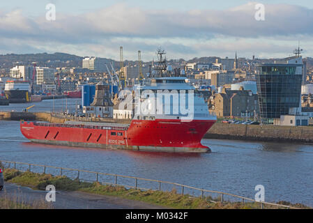 Die Offshore Supply Vessel Standard Prinzessin verlässt Aberdeen City Docks für die Nordsee. Stockfoto