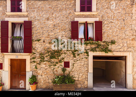 Fensterläden aus Holz Stockfoto