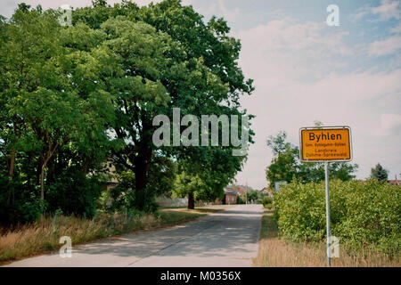 Byhlen Ortseingang ist der Ortseingang von Byhlen in Deutschland, markiert durch ein Schild, das die Ortsgrenze angibt. Stockfoto