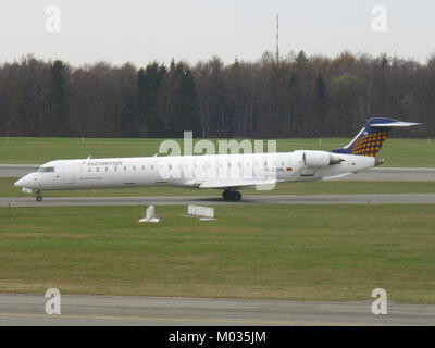 Die Canadair CRJ900 ist ein Regionalflugzeug von Eurowings, das als D-ACNL registriert ist. Es ist Teil der Bombardier CRJ-Serie, die für ihre Kraftstoffeffizienz und ihren Einsatz auf kurz- und Mittelstreckenflügen bekannt ist. Stockfoto