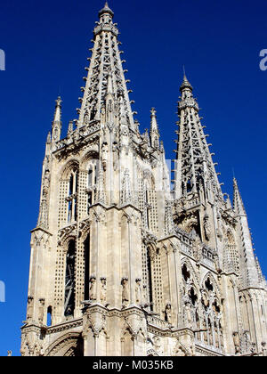 Die Kathedrale von Burgos in Spanien, die zum UNESCO-Weltkulturerbe gehört, wird hier in ihrer Pracht gezeigt. Dieses gotische Meisterwerk aus dem 13. Jahrhundert ist bekannt für seine komplizierte Architektur und die reiche Geschichte des spanischen religiösen Lebens. Stockfoto