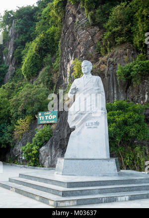 Ti Top Island, Vietnam-Nov 3,2017: Statue des Kosmonauten Gherman Titov in Ti Top Insel. Es liegt im Herzen der Halong Bucht. Stockfoto