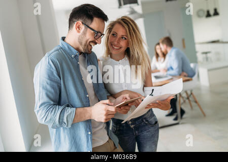 Gruppe von Architekten und Designern arbeiten und Mitarbeit am Projekt Stockfoto