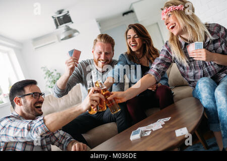 Junge Schüler und Freunde feiern Ahd Spaß beim Trinken Stockfoto