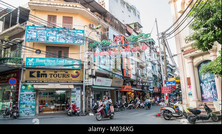 Hanoi, Vietnam - November 2,2017: Blick auf viel Verkehr mit Motorrädern und Fahrzeugen in Hanoi Old Quarter, Hauptstadt von Vietnam. Stockfoto