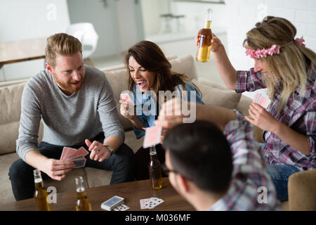 Junge Schüler und Freunde feiern Ahd Spaß beim Trinken Stockfoto