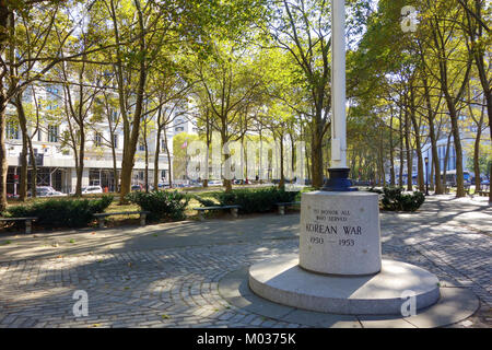 Die Brooklyn Korean war Veterans Plaza in Brooklyn, New York, ist eine Gedenkstätte für diejenigen, die im Koreakrieg gedient haben. Die plaza verfügt über Gedenkbauten und Statuen zu Ehren der Kriegsveteranen. Stockfoto