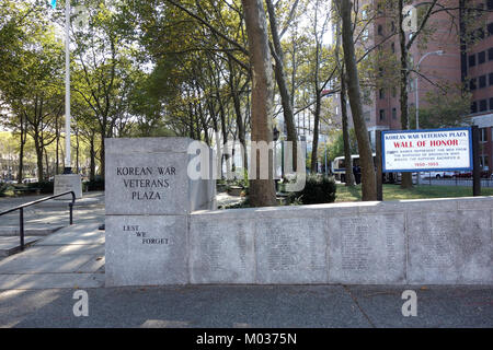 Die Korean war Veterans Plaza in Brooklyn, New York, ist eine Gedenkstätte zu Ehren der Veteranen des Koreakrieges, mit Gedenktafeln und Gedenkstätten zu ihrem Dienst. Stockfoto