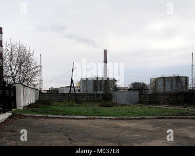 Die Gebäude in Smolensk, fotografiert im November 2013, heben die Mischung aus historischer und moderner Architektur in der russischen Stadt hervor. Das Foto zeigt eine Momentaufnahme der Stadtentwicklung und der historischen Erhaltung. Stockfoto