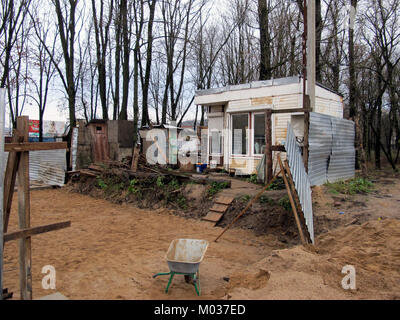 Dieses Foto von Gebäuden in Smolensk, aufgenommen am 8. November 2013, zeigt den architektonischen Stil und die städtische Landschaft der russischen Stadt. Smolensk ist bekannt für seine reiche Geschichte und die Gebäude auf diesem Foto spiegeln eine Mischung aus sowjetischen und postsowjetischen architektonischen Einflüssen wider, die die Entwicklung und Transformation der Stadt im Laufe der Zeit kennzeichnen. Stockfoto