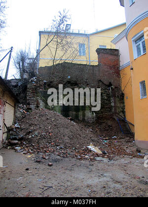 Ein Foto von Gebäuden in Smolensk, Russland, aufgenommen am 8. November 2013. Das Bild zeigt die Architektur und die urbane Landschaft der Stadt. Stockfoto