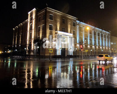 Dieses Foto zeigt Gebäude in Smolensk, Russland, aufgenommen am 9. November 2013. Smolensk ist eine der ältesten Städte Russlands mit einer reichen Geschichte und bietet eine Mischung aus historischer und moderner Architektur. Stockfoto