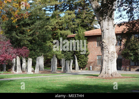 Ein Foto, das den Campus der California State University in Chico zeigt und das architektonische Design und die umliegende Grünfläche hervorhebt. Stockfoto