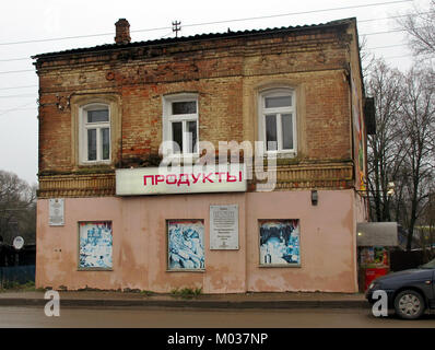 Ein Foto vom 8. November 2013, das historische Gebäude in Smolensk, Russland, zeigt. Das Bild hebt die einzigartigen architektonischen Stile und die kulturelle Bedeutung der Wahrzeichen der cityÂ hervor. Stockfoto