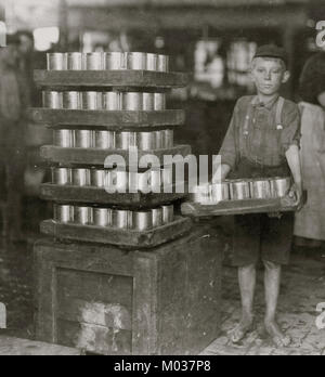 Eines kleinen Jungen in J. S. Farrand Packing Co. und eine schwere Last Stockfoto