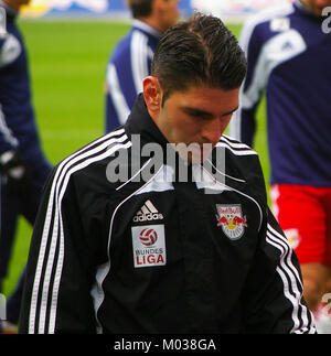 Dieses Bild zeigt einen Moment aus dem Bundesliga-Spiel zwischen FC Red Bull Salzburg und SK Rapid Wien. Das Spiel ist ein bedeutendes Ereignis im österreichischen Fußball, bei dem zwei der besten Teams des Landes um die Dominanz kämpfen. Stockfoto