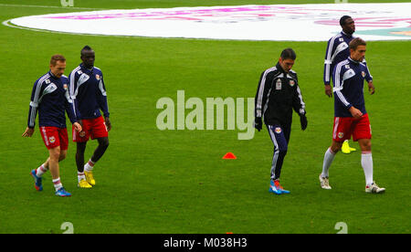 Ein Spiel zwischen dem FC Red Bull Salzburg und dem SK Rapid Wien in der Bundesliga, Österreichs oberster Fußballliga. Das Bild fängt einen Moment aus dem Spiel ein und zeigt die Wettbewerbscharakter der beiden Fußballmannschaften. Stockfoto