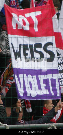 In diesem Bild ist ein Spiel zwischen dem FC Red Bull Salzburg und dem SC Wiener Neustadt in der Bundesliga dargestellt. Das Foto zeigt die Intensität und den Wettkampf des Spiels und zeigt beide Teams in Aktion. Stockfoto