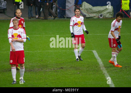 Dieses Bild zeigt ein Spiel zwischen dem FC Red Bull Salzburg und dem SC Wiener Neustadt in der Bundesliga. Das Foto zeigt die wichtigsten Momente des Spiels und unterstreicht das sportliche Können und den Wettkampfgeist zwischen diesen beiden Teams. Stockfoto