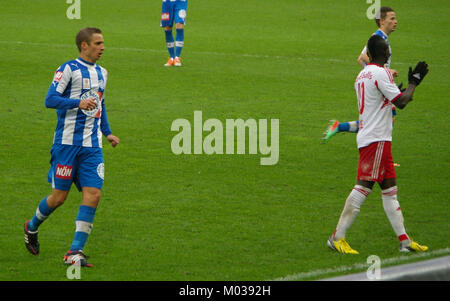 Das Bild zeigt einen Moment aus dem Bundesliga-Spiel zwischen dem FC Red Bull Salzburg und dem SC Wiener Neustadt, in dem zwei Mannschaften in Österreich ein Wettkampf-Fußballspiel erleben. Stockfoto