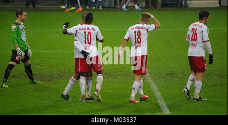 Dieses Bild fängt wahrscheinlich einen Moment aus einem Bundesliga-Spiel zwischen dem FC Red Bull Salzburg und dem SC Wiener Neustadt ein. Diese Mannschaften treten in der österreichischen Bundesliga an, einer der bekanntesten Fußballligen Europas. Stockfoto