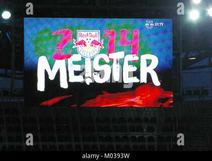 Dieses Bild zeigt einen Moment aus dem Bundesliga-Spiel zwischen dem FC Red Bull Salzburg und dem SC Wiener Neustadt und zeigt die Intensität und das Können der Teams während eines Wettkampfspiels. Stockfoto