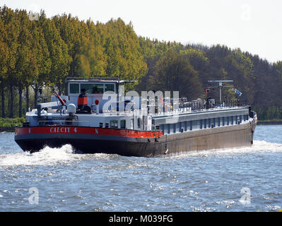 Calcit 4, ein Schiff mit der ENI-02320808-Registrierung, das den Amsterdam-Rhein-Kanal befährt und ein Beispiel für modernen Seeverkehr und -Logistik in Europa darstellt. Stockfoto