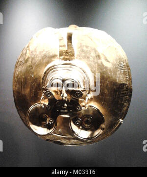Das Calima Circular pectoral ist ein bemerkenswertes altes Artefakt, ein Pectoral Ornament, das in archäologischen Studien gefunden wurde und für sein einzigartiges Design und seine kulturelle Bedeutung geschätzt wird. Stockfoto