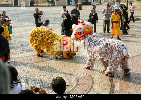 Leute beobachten ein Lion dance Performance auf den Straßen in Macau. Im November 2007 getroffen. Stockfoto