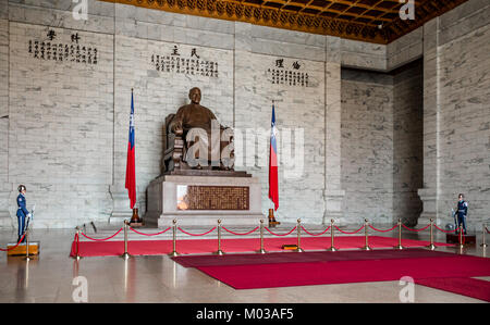 Die große Bronze sitzt Chiang Kai-shek Statue in der Memorial Hall einschließlich der zwei Wachen, Taipei, Taiwan. Im August 2014 übernommen. Stockfoto