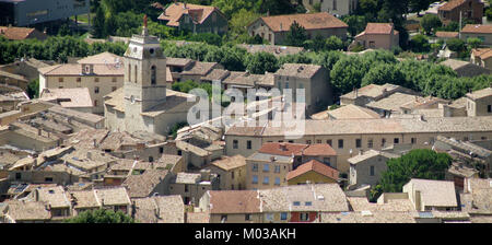 Panoramablick auf Buis-les-Baronnies, eine Gemeinde im Departement Drôme im Südosten Frankreichs. Das Bild fängt die landschaftliche Schönheit und traditionelle Architektur der Stadt ein, eingebettet in den regionalen Naturpark Baronnies Provencales. Stockfoto