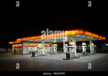 Ein historisches Bild einer Shell-Tankstelle in Kanada, das das frühe Design und die Marke des Shell-Unternehmens auf dem kanadischen Markt zeigt. Stockfoto