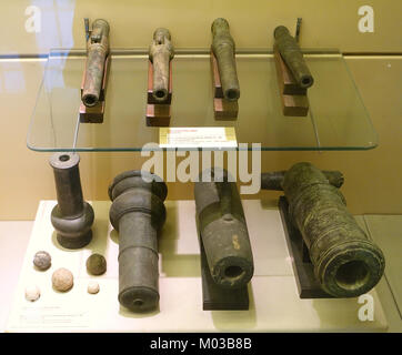 Diese Ausstellung im Nationalmuseum für vietnamesische Geschichte zeigt restaurierte Kanonen und Kanonenkugeln aus der Le-Dynastie aus dem 17. Bis 18. Jahrhundert aus Bronze und Stein. Stockfoto