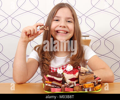 Gerne kleine Mädchen essen Kuchen Stockfoto