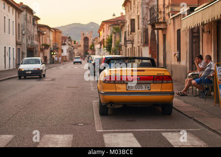 Gelbe SAAB 900 S Cabriolet Auto auf der Straße von Soave, Italien geparkt Stockfoto