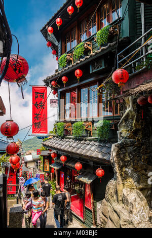 Eine schmale Schritt Straße mit dem berühmten Jiu Fen ein Mei Kaffee Haus auf der rechten Seite in Jiufen Old Street. Stockfoto