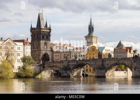 Die berühmte Karlsbrücke in Prag auf einem herbstnachmittag. Stockfoto