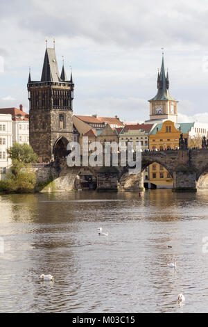 Die berühmte Karlsbrücke in Prag auf einem herbstnachmittag. Stockfoto