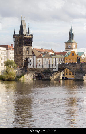 Die berühmte Karlsbrücke in Prag auf einem herbstnachmittag. Stockfoto