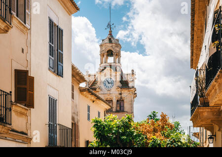 Architektur von Mallorca. Der Turm mit Uhr von Rathaus in der Altstadt von Alcudia, Mallorca, Balearen, Spanien Stockfoto