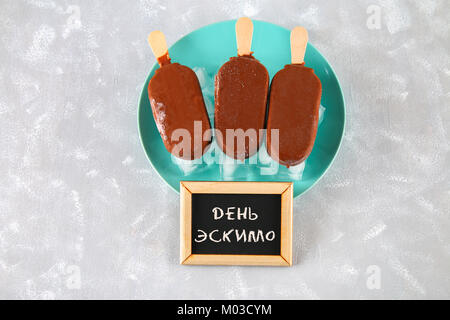 Eis Eskimo Pie auf einem Stick mit dem Text in Russisch - Tag Eskimo Pie Stockfoto