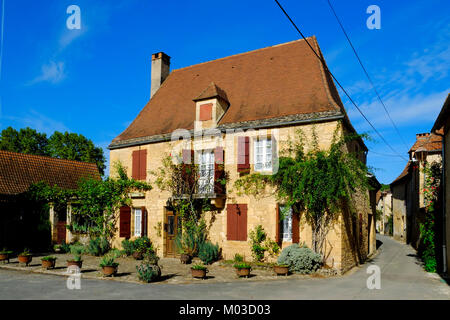 Saint-Leon-sur-Vezere, Frankreich - 21. September 2015: Eine malerische malerische Ecke in Saint-Leon-sur-Dordogne, Vezere, Aquitane, Frankreich. Den Lebensstil und die Kultur der Dordogne zieht Besucher aus ganz Frankreich, aber auch in vielen anderen Ländern, vor allem Großbritannien und Deutschland. Eine malerische malerische Ecke in Saint-Leon-sur-Dordogne, Vezere, Aquitane, Frankreich Stockfoto