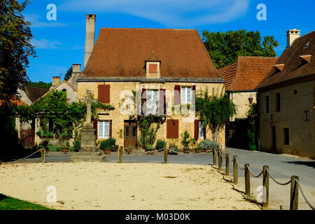 Saint-Leon-sur-Vezere, Frankreich - 21. September 2015: Eine malerische malerische Ecke in Saint-Leon-sur-Dordogne, Vezere, Aquitane, Frankreich. Den Lebensstil und die Kultur der Dordogne zieht Besucher aus ganz Frankreich, aber auch in vielen anderen Ländern, vor allem Großbritannien und Deutschland. Eine malerische malerische Ecke in Saint-Leon-sur-Dordogne, Vezere, Aquitane, Frankreich Stockfoto