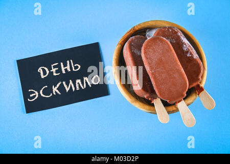 Eis Eskimo Pie auf einem Stick mit dem Text in Russisch - Tag Eskimo Pie Stockfoto